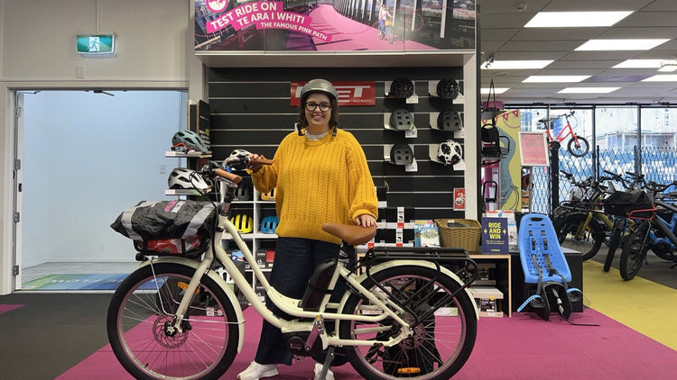 Actual customer showing off her own Benno e-bike at EBT