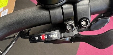 SHIMANO CUES SL-U6000 11 speed gear shifter with gear indicator display